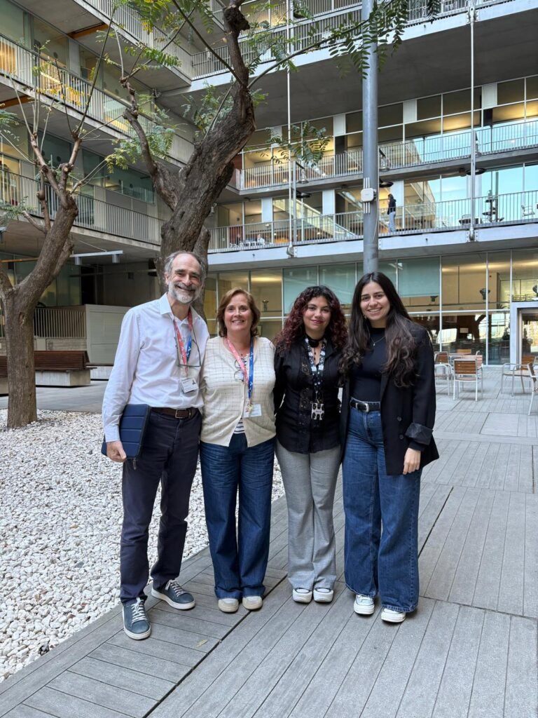 De izquierda a derecha, Pablo Villoslada (PI), Maria Demestre (Scientific Manager), Mellissa Calero (predoc y bionformática), Aida Giraldo (Regulatoria clínica).
